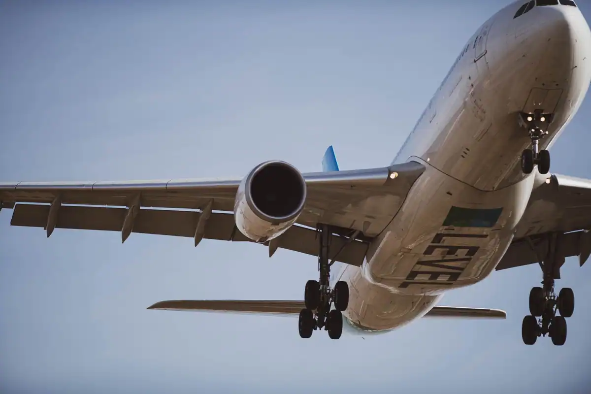 Avion de pasageri în zbor pe un cer senin, înainte de aterizare