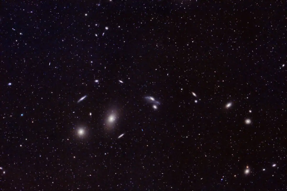 Galaxii îndepărtate și roiuri de stele în imensitatea universului