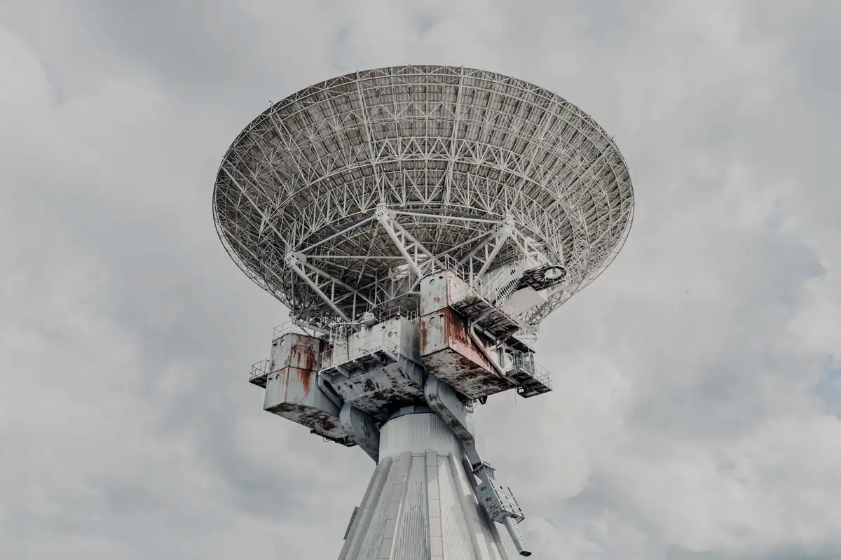 Radiotelescop mare sub un cer înnorat