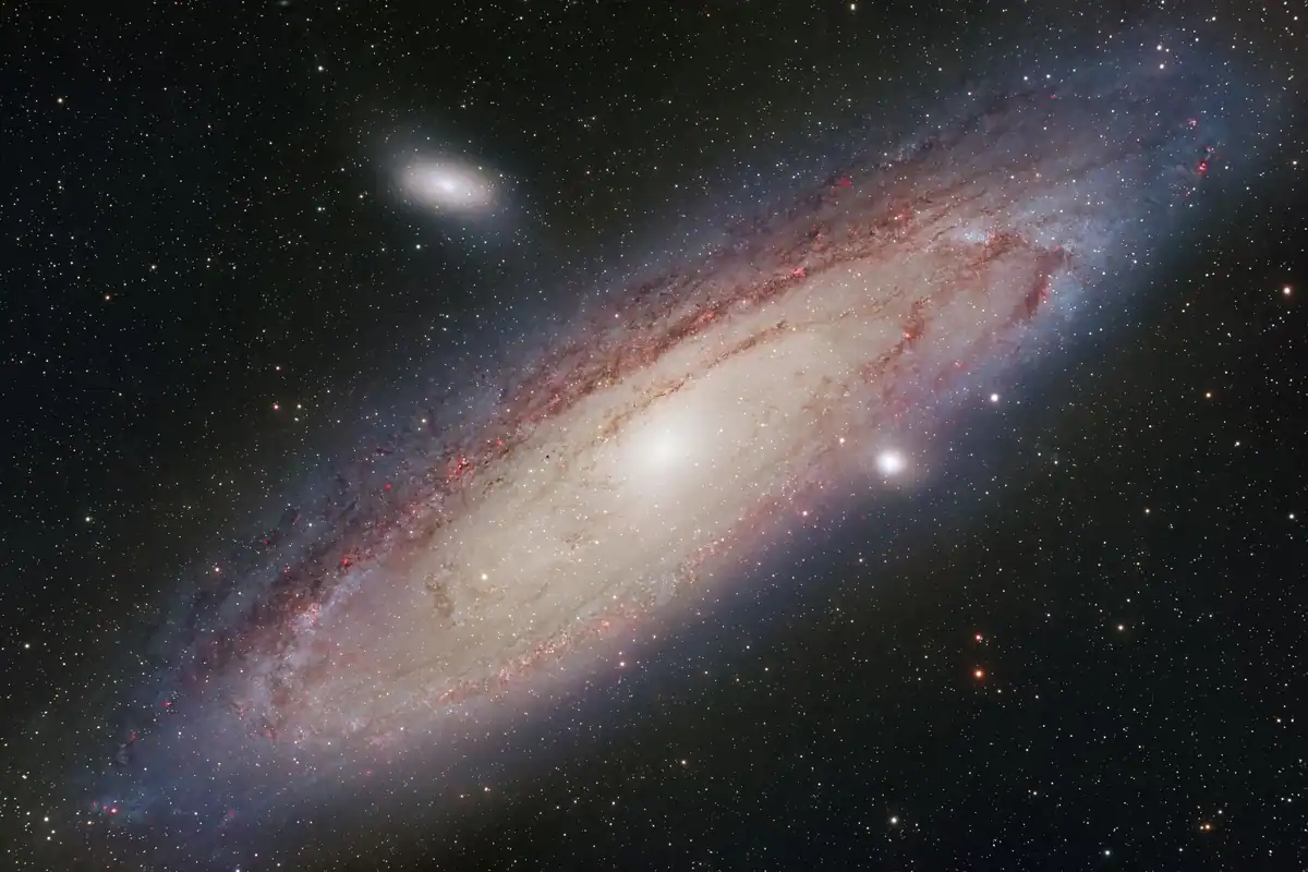 Galaxia Andromeda (M31) fotografiată printr-un telescop