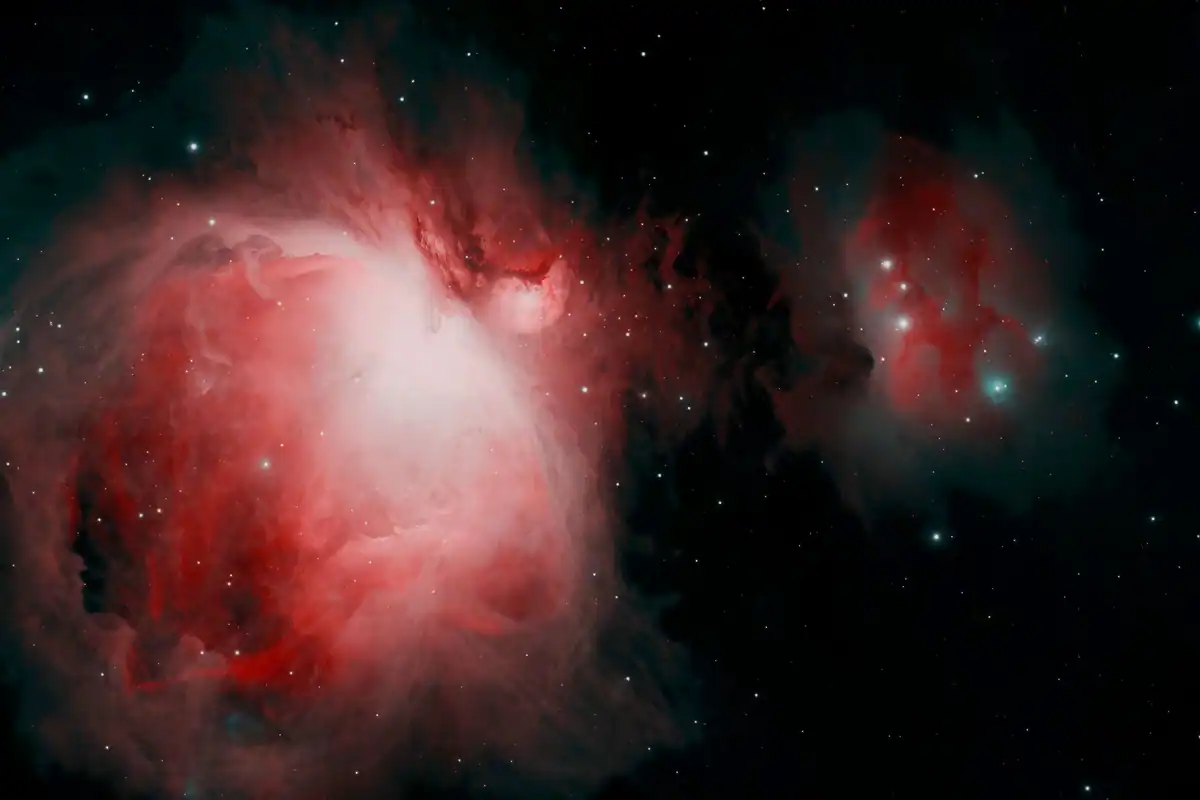 Nebuloasa Orion, leagăn de stele noi, în nuanțe de roșu și alb