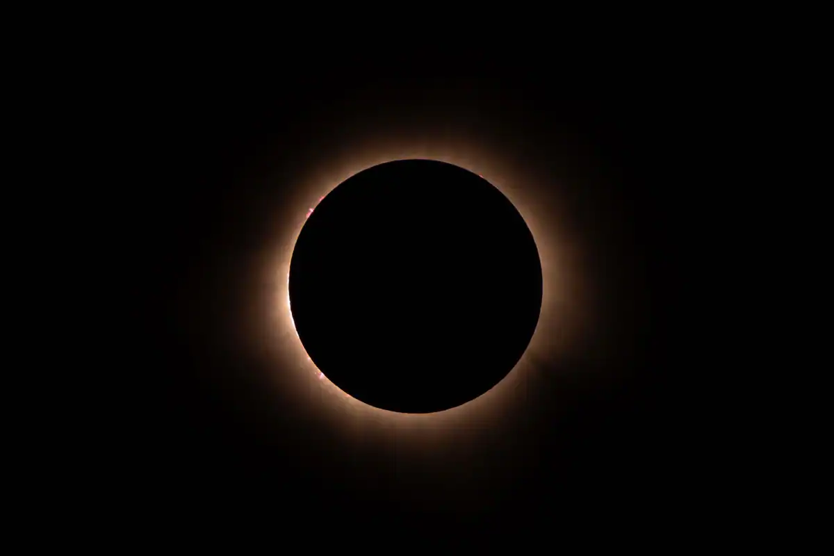 Eclipsă totală de Soare cu coroana solară strălucind