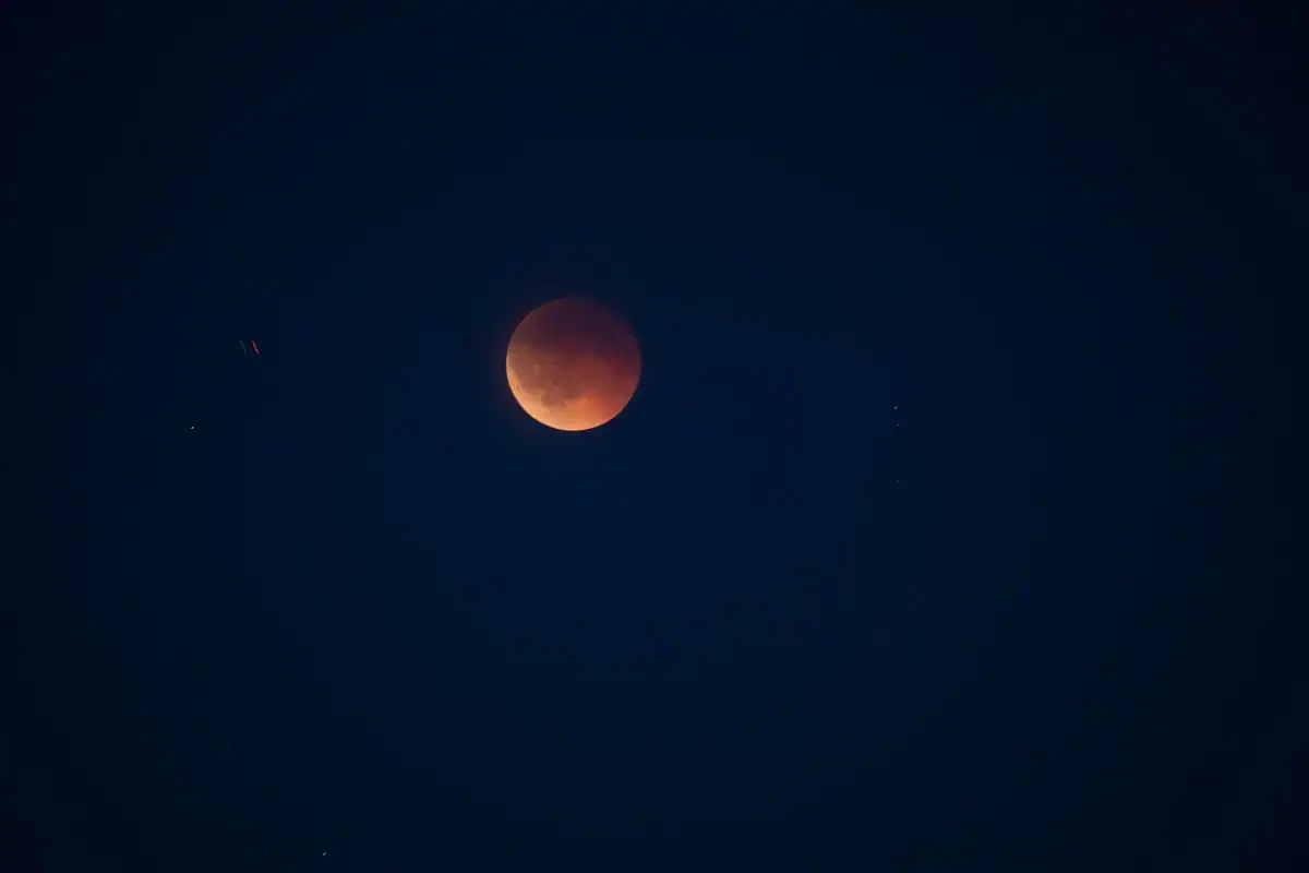 Eclipsă de Lună pe un cer înstelat