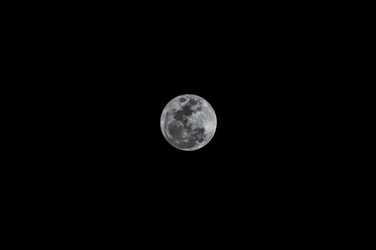 Luna plină pe cerul negru al nopții