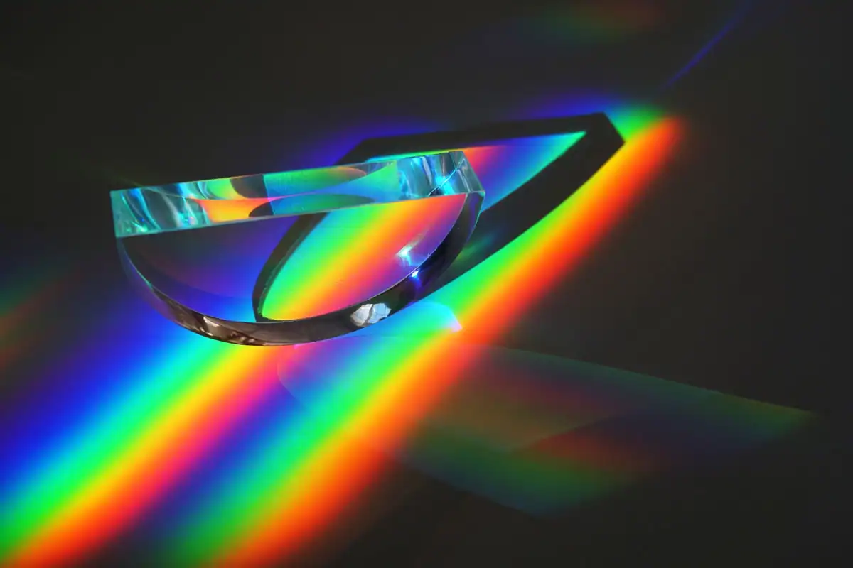 Spectrul luminii descompus de o prismă în culori vii