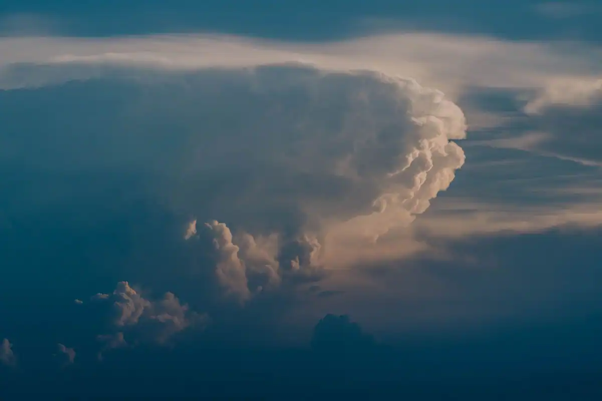 Nor Cumulonimbus uriaș, tipic furtunilor cu descărcări electrice