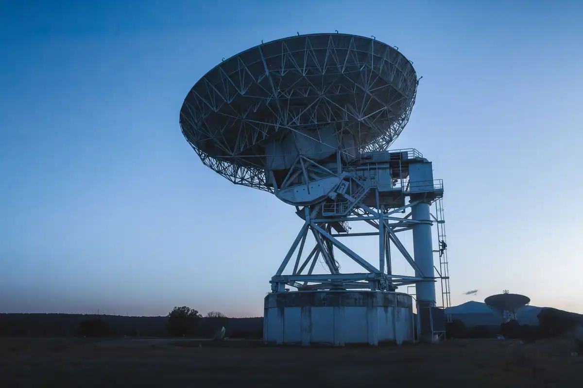 Radiotelescop care captează semnale cosmice la apus
