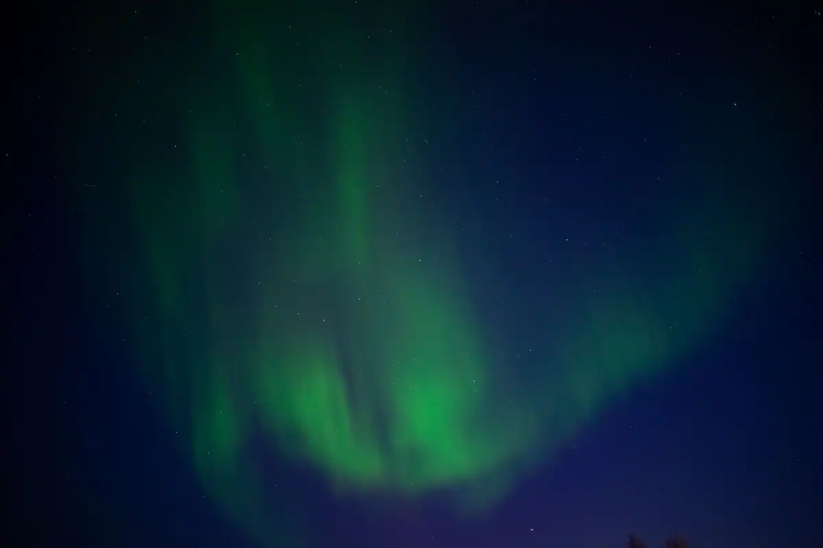 Aurora boreală care luminează cerul nopții în nord
