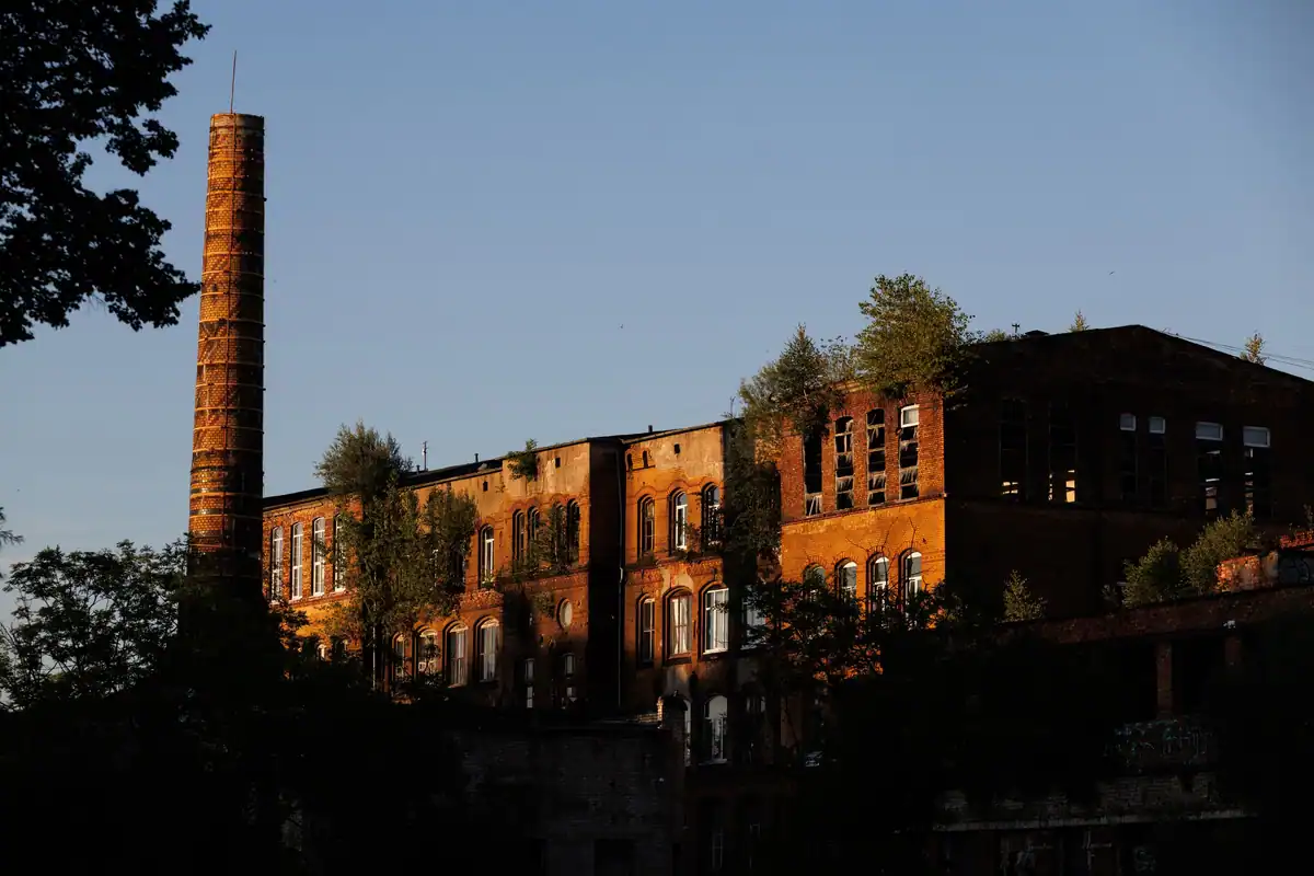 Fabrică veche din cărămidă la apus, vestigiu al epocii industriale