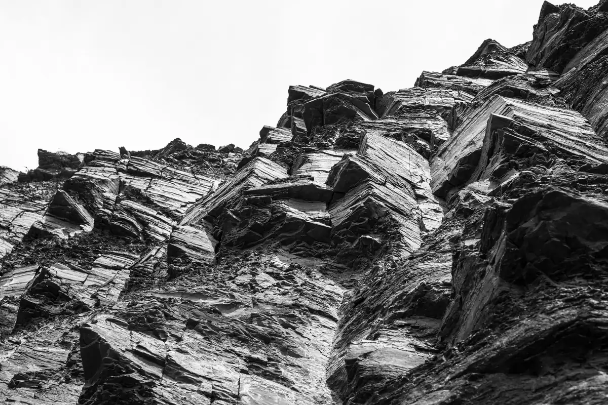 Formațiuni de rocă erodate, fotografie alb-negru