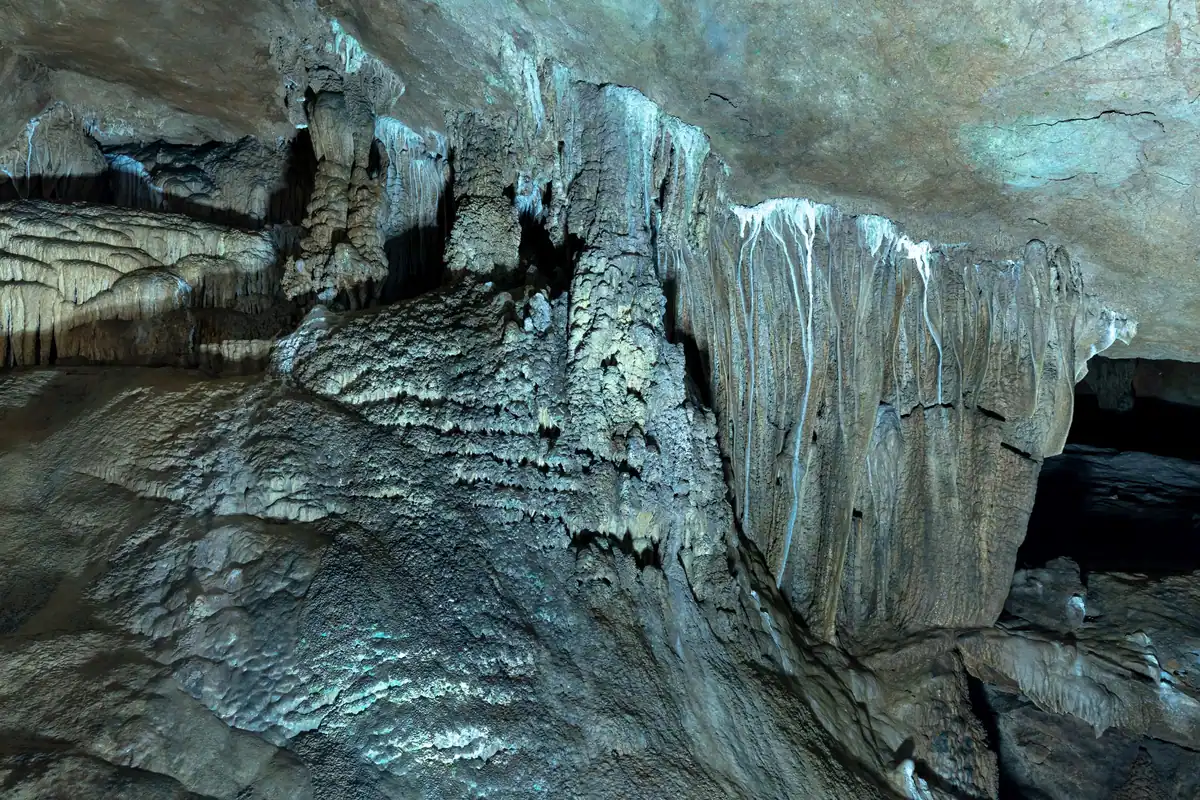 Stalactite și stalagmite într-o peșteră
