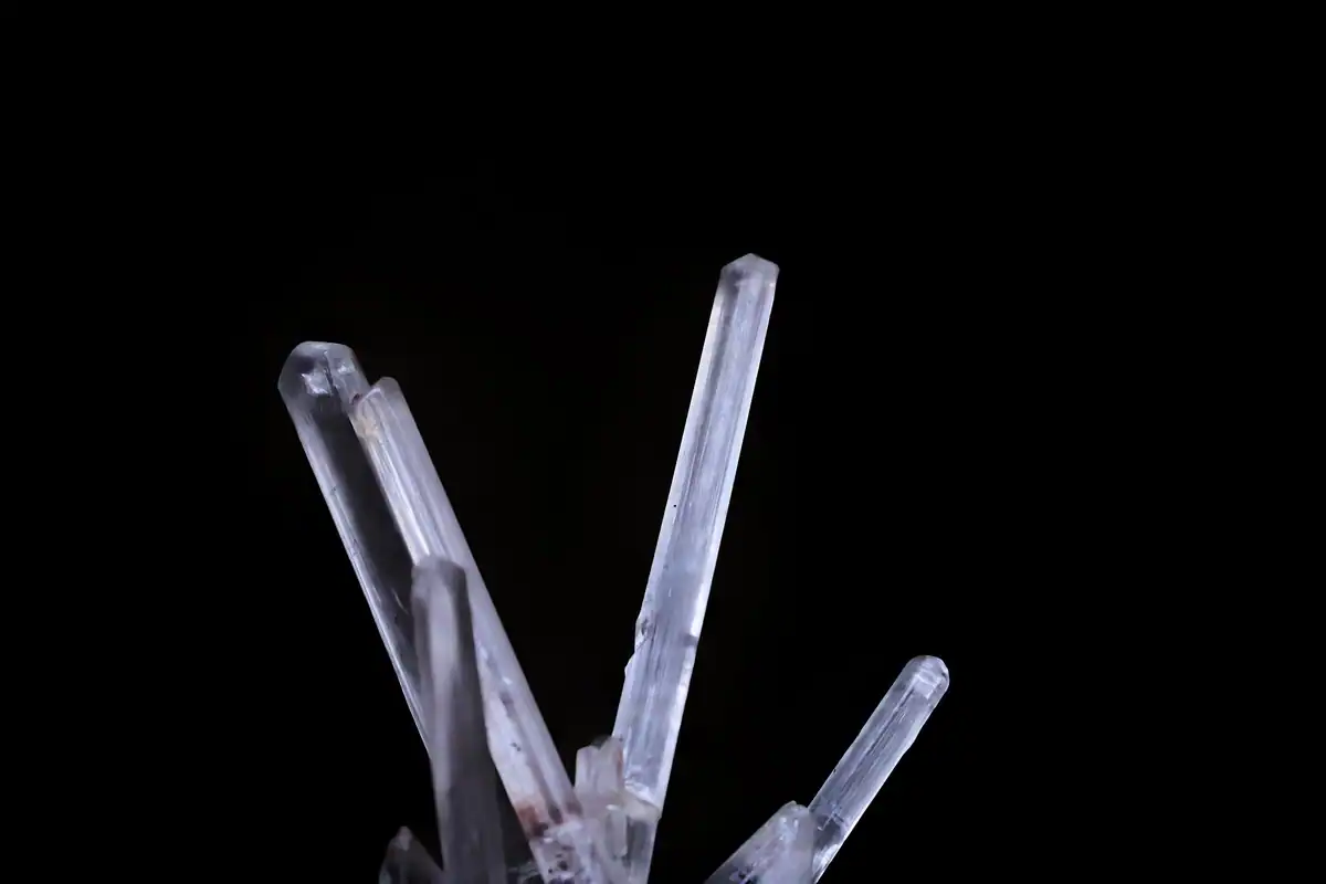 Cristal de cuarț transparent pe fundal negru