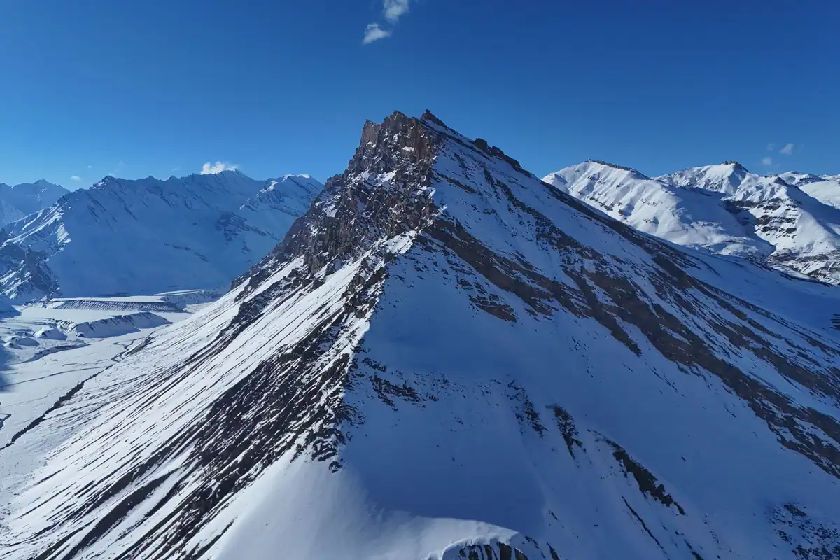 Vârf înzăpezit din Himalaya, format prin coliziunea plăcilor