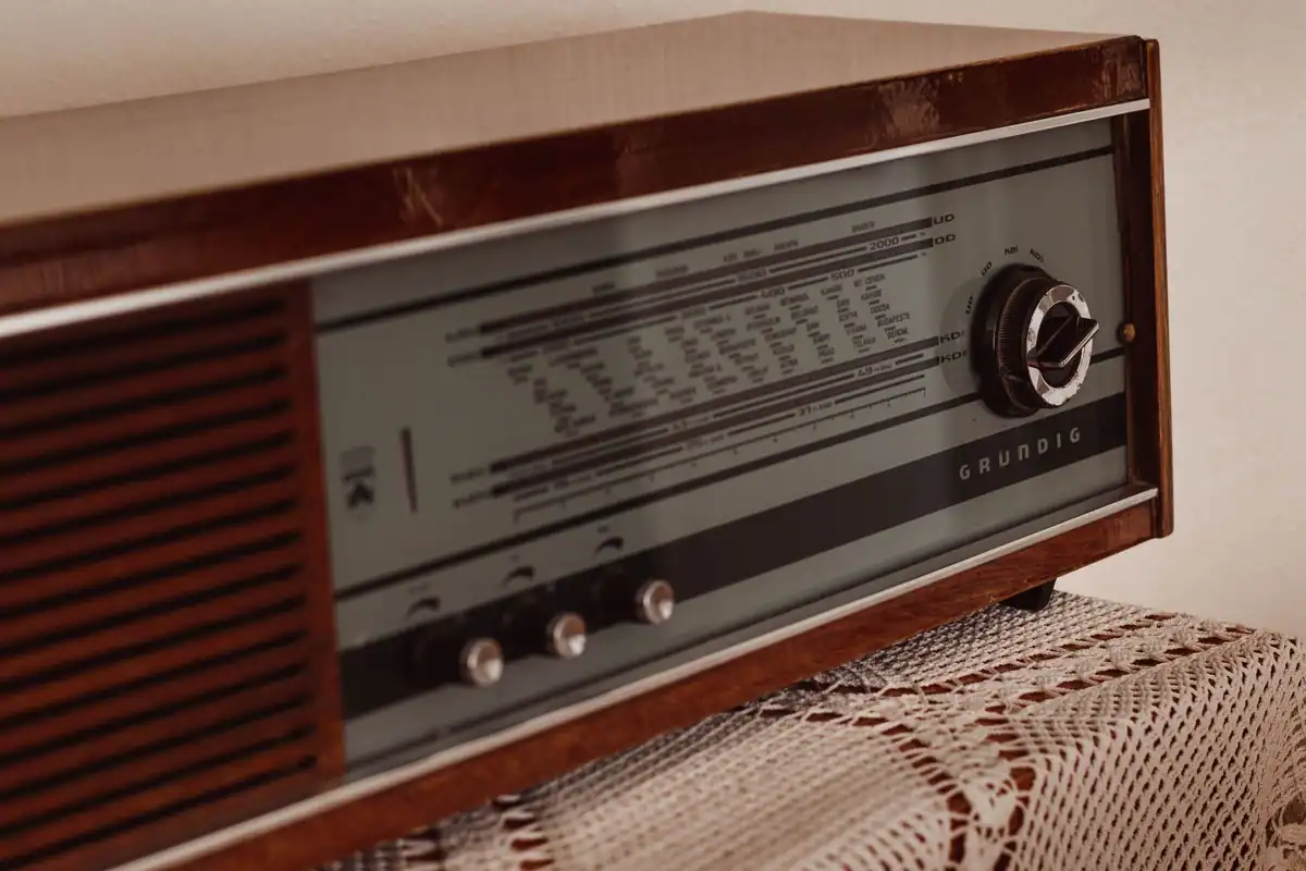 Panoul de comandă al unui aparat de radio vechi pe o masă de lemn