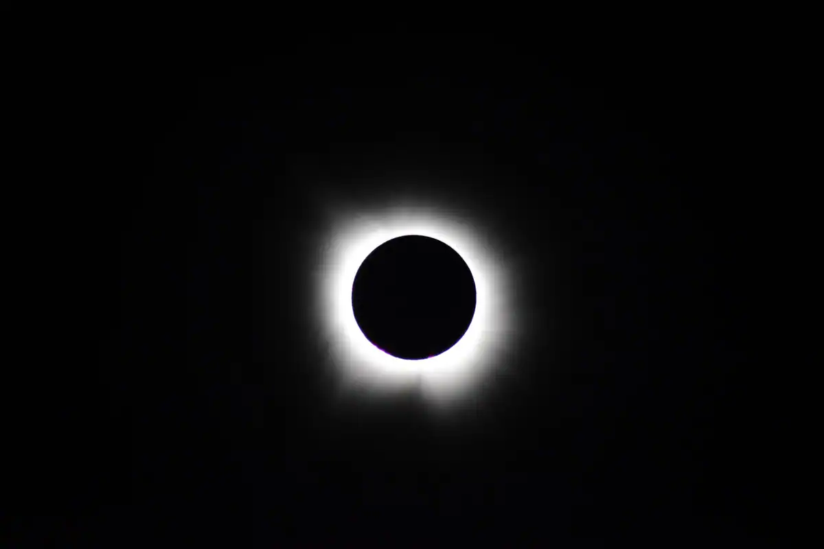 Eclipsa totală de Soare, fenomenul care a confirmat devierea luminii