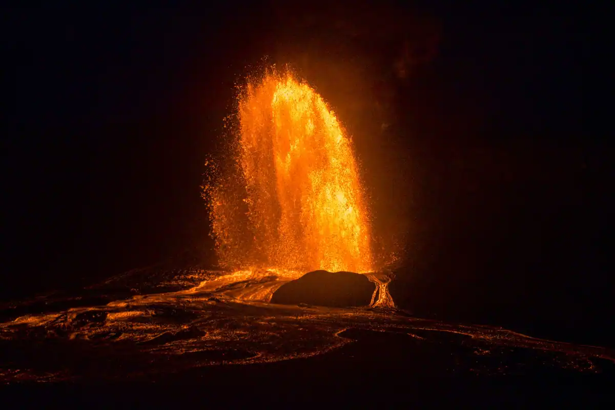 Erupție vulcanică nocturnă cu lavă incandescentă